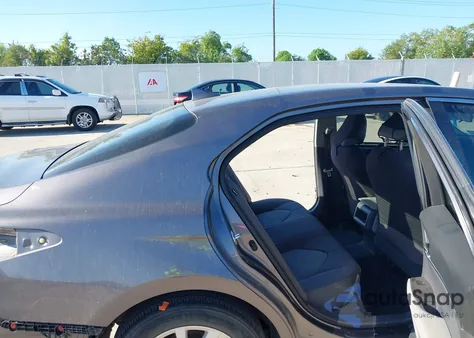 2021 Toyota Camry Le z USA, uszkodzony, nr VIN 4T1C11AK6MU581014